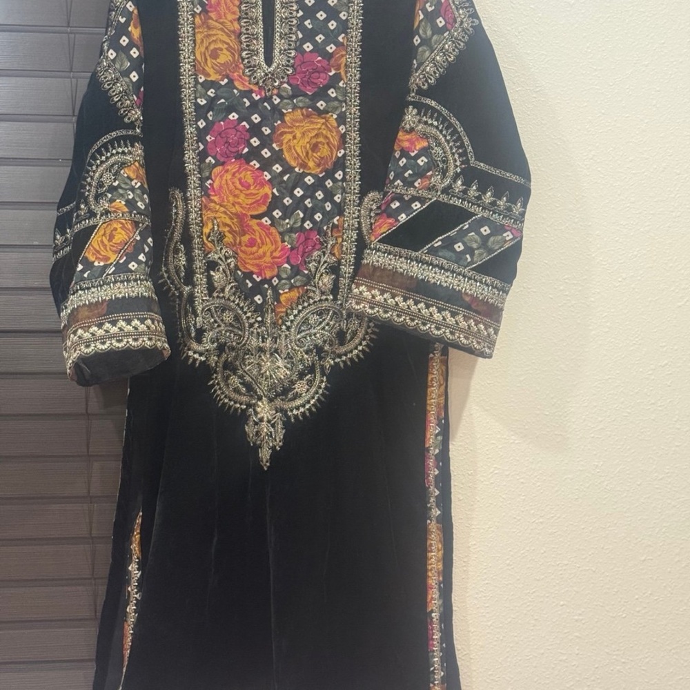 Embroidered Black Velvet Kaftan - Picture 3 of 6